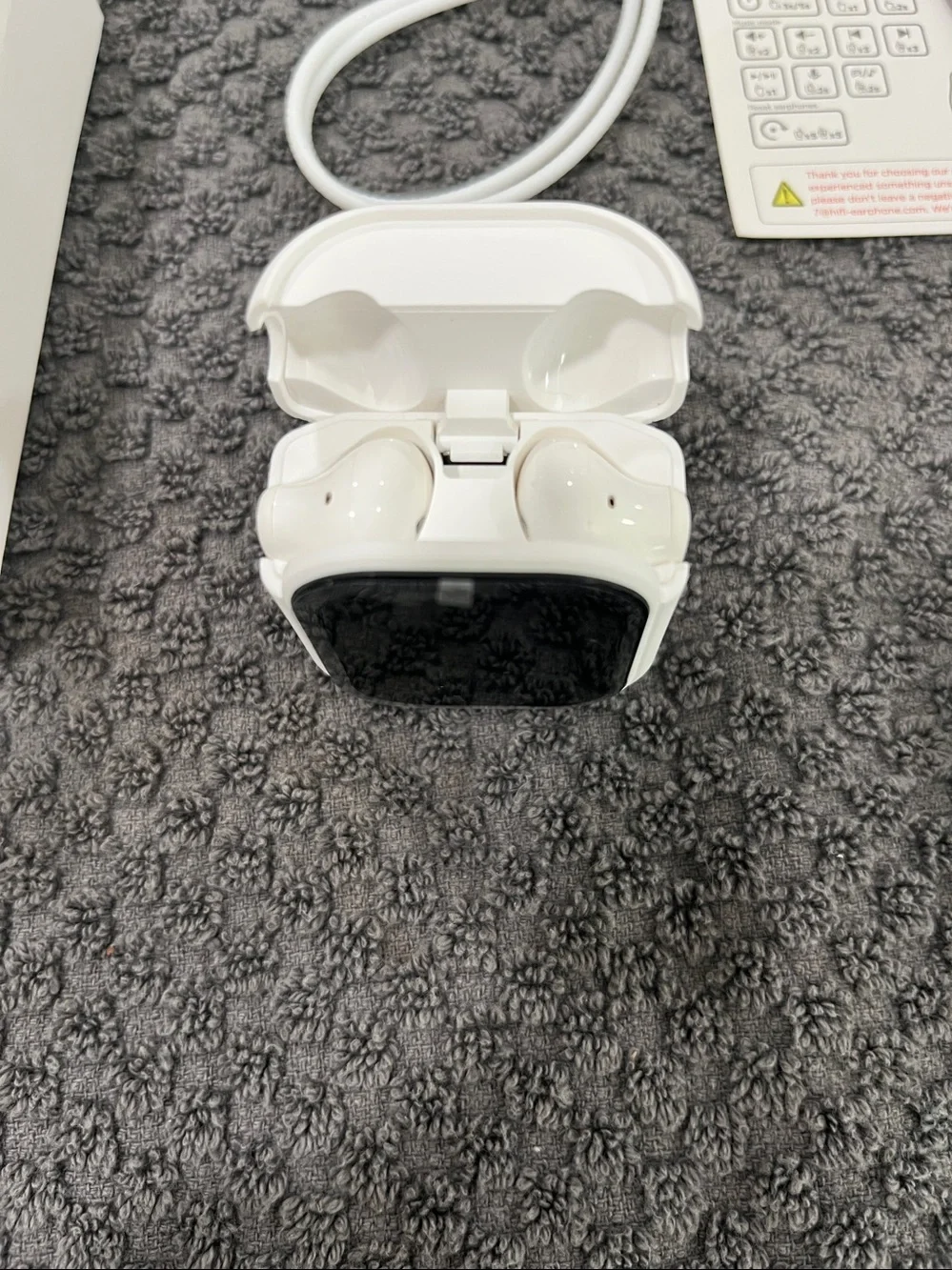 HTC Wireless Earphones 20 with White Charging Case and Black Display